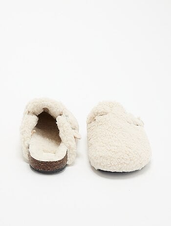Zapatillas de casa con efecto borreguito y hebilla
