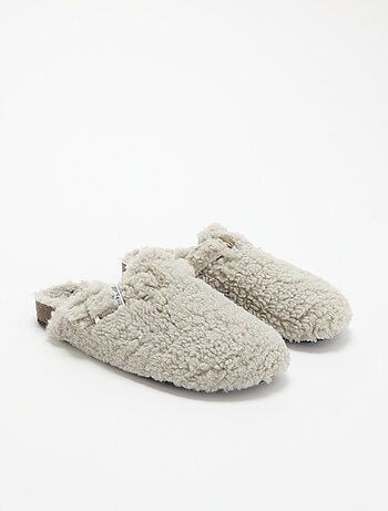 Zapatillas de casa con efecto borreguito y hebilla