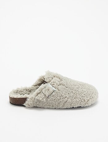 Zapatillas de casa con efecto borreguito y hebilla
