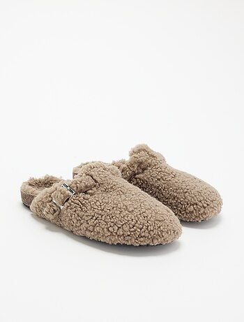 Zapatillas de casa con efecto borreguito y hebilla