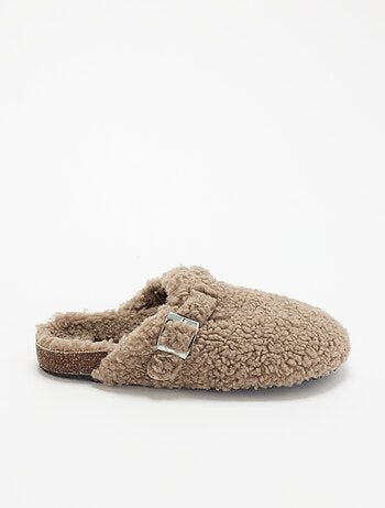 Zapatillas de casa con efecto borreguito y hebilla