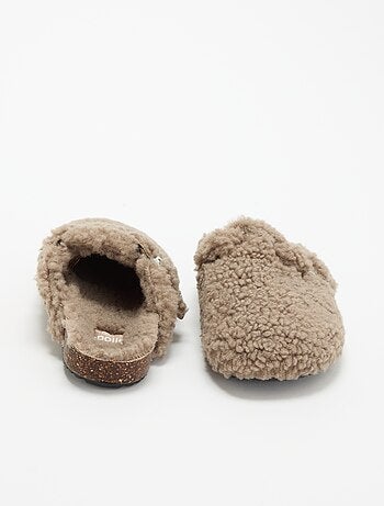 Zapatillas de casa con efecto borreguito y hebilla