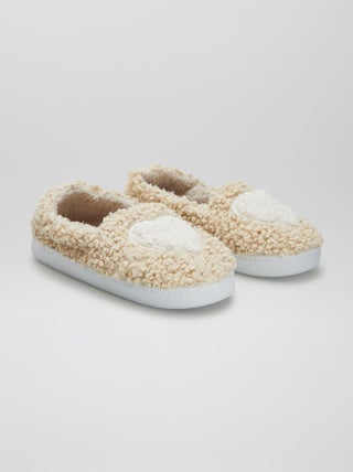 Zapatillas de casa efecto borreguito con corazones