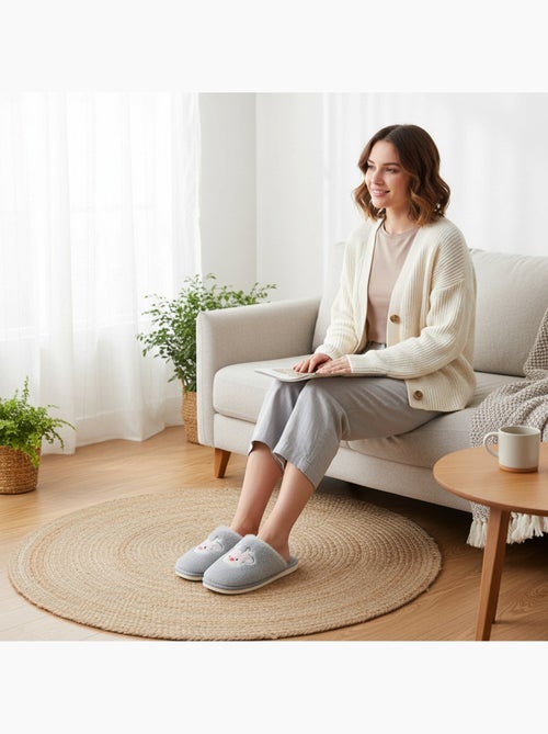 Zapatillas de casa mujer abiertas ozabi, peluche sintética, reno bordado - Kiabi Zapatillas de casa mujer abiertas ozabi, peluche sintética, reno bordado - Kiabi