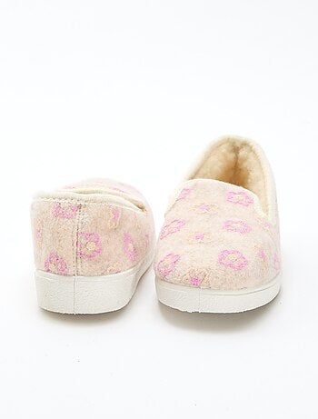 Zapatillas de estar por casa con motivo de flores bordadas