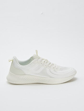 Zapatillas de malla tipo running con cordones