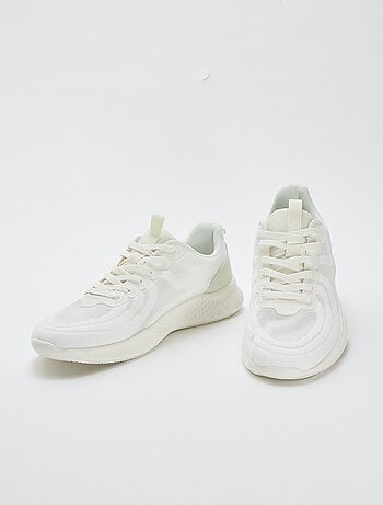 Zapatillas de malla tipo running con cordones