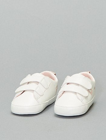 Zapatillas deportivas bajas con detalles de corazón - Kiabi
