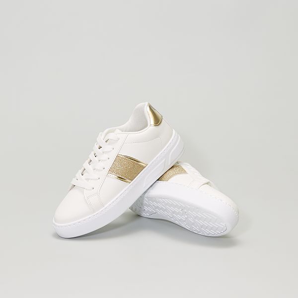 deportivas blancas y doradas