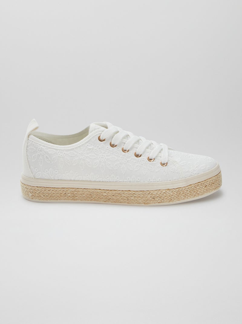 Zapatillas deportivas bajas con motivos de flores bordadas BLANCO - Kiabi