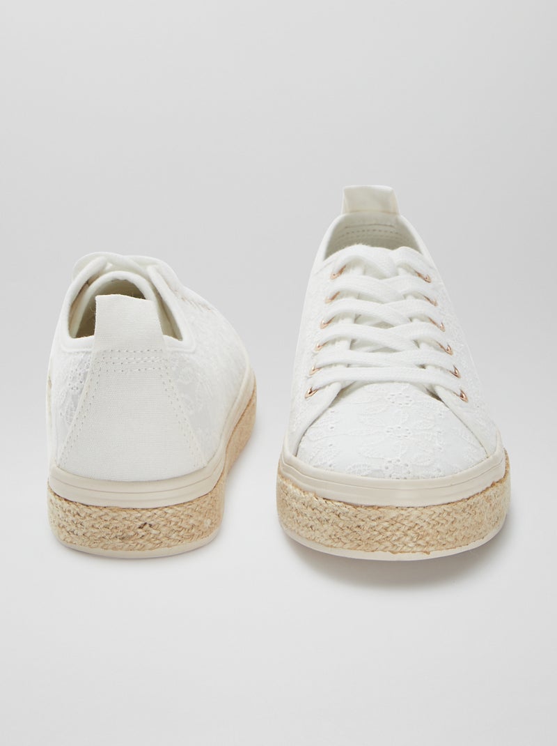 Zapatillas deportivas bajas con motivos de flores bordadas BLANCO - Kiabi