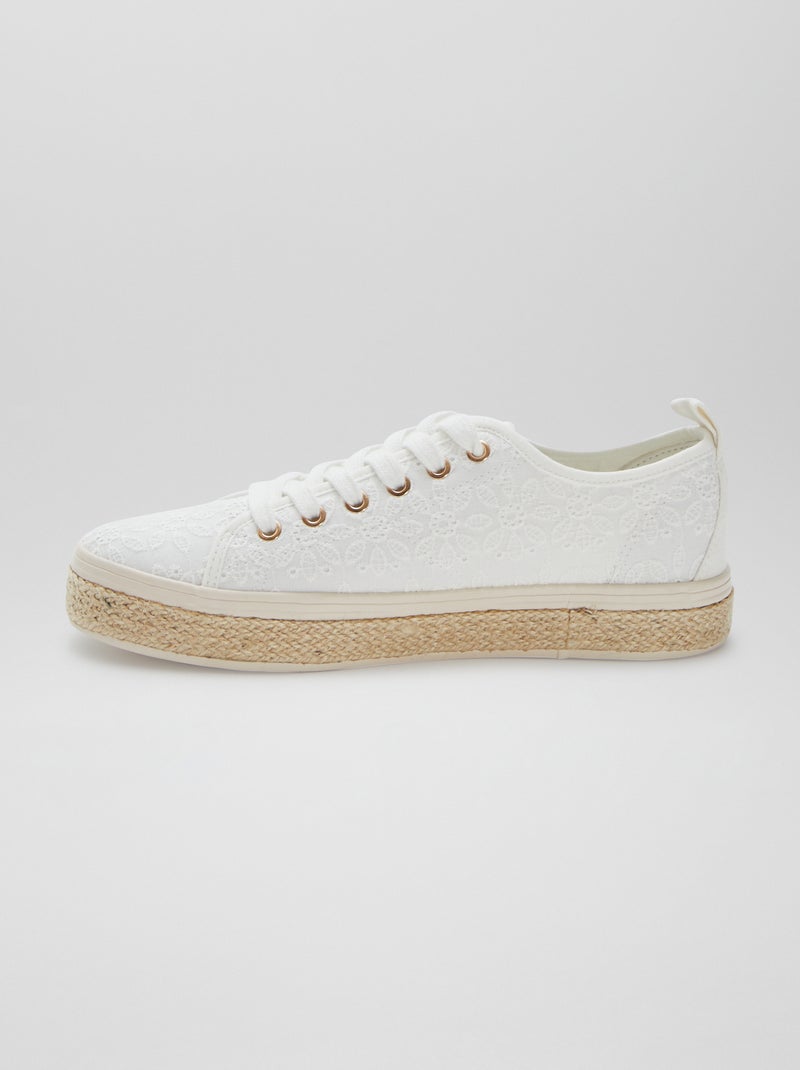 Zapatillas deportivas bajas con motivos de flores bordadas BLANCO - Kiabi