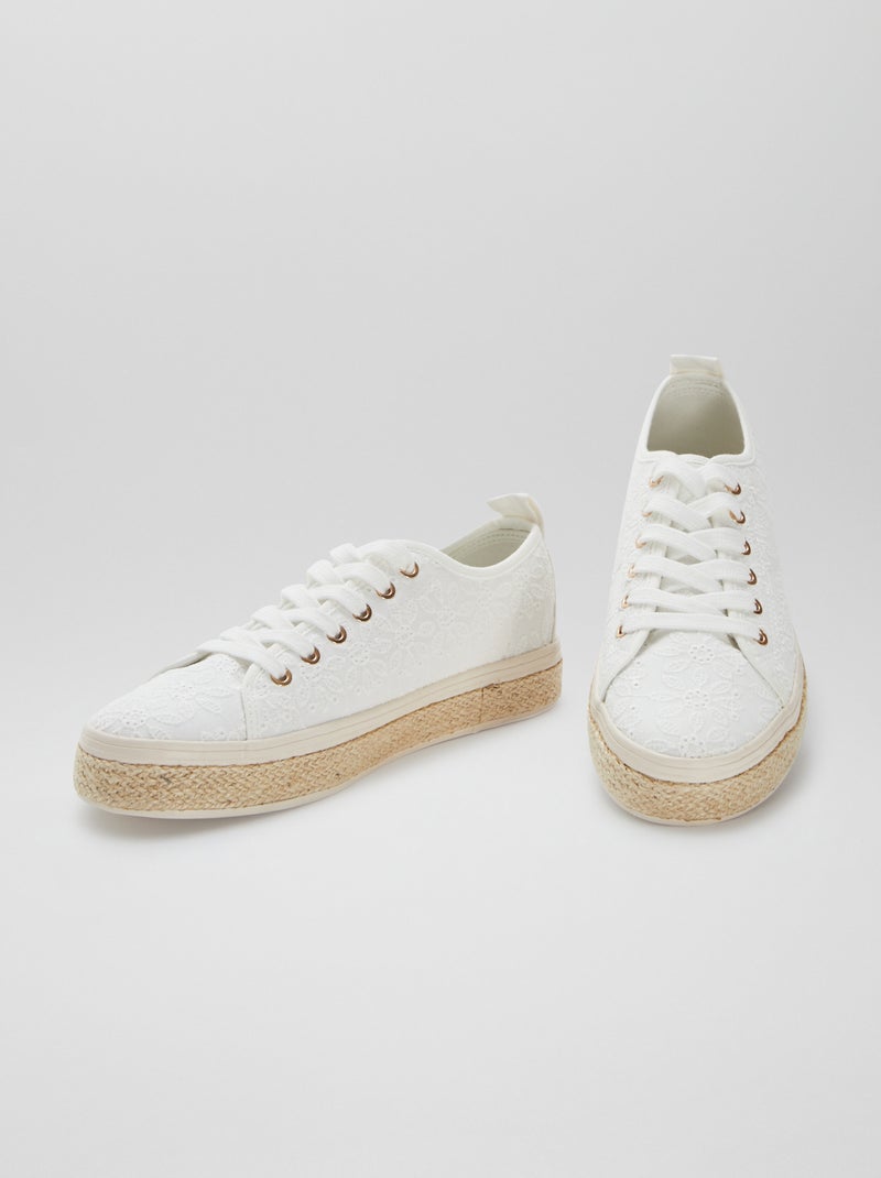 Zapatillas deportivas bajas con motivos de flores bordadas BLANCO - Kiabi