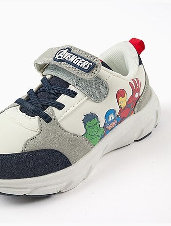 Zapatillas deportivas combinadas con los Vengadores