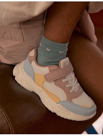 Zapatillas deportivas combinadas con suela gruesa