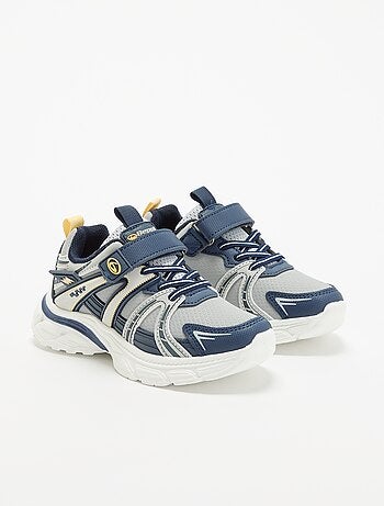 Zapatillas deportivas con cierres de velcro y cordones elásticos