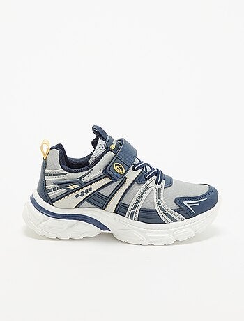 Zapatillas deportivas con cierres de velcro y cordones elásticos