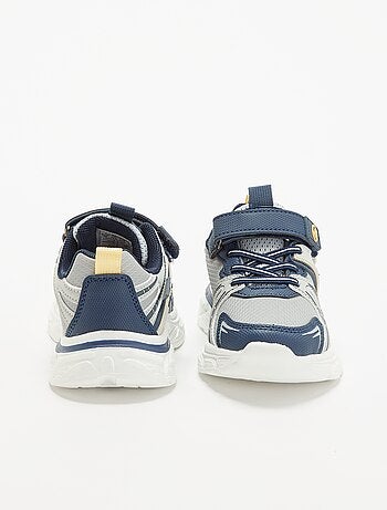 Zapatillas deportivas con cierres de velcro y cordones elásticos