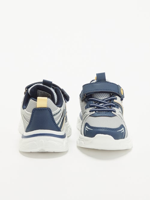 Zapatillas deportivas con cierres de velcro y cordones elásticos - Kiabi Zapatillas deportivas con cierres de velcro y cordones elásticos - Kiabi