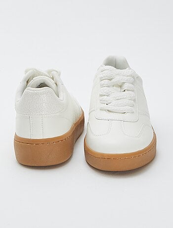 Zapatillas deportivas con cordones trenzados