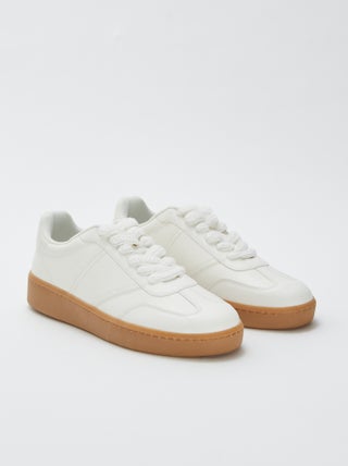 Zapatillas deportivas con cordones trenzados