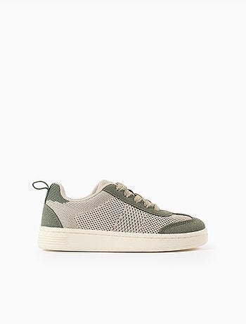 Zapatillas deportivas con detalles de malla y cordones