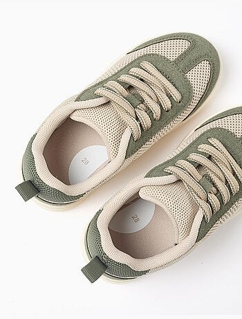 Zapatillas deportivas con detalles de malla y cordones