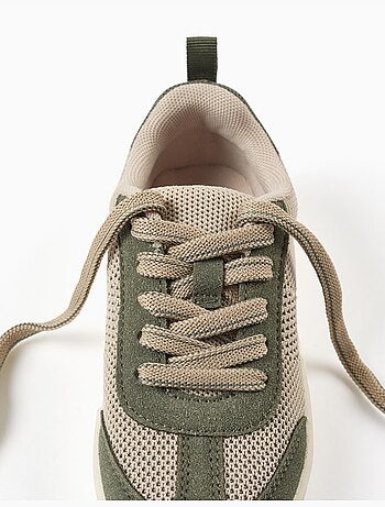 Zapatillas deportivas con detalles de malla y cordones