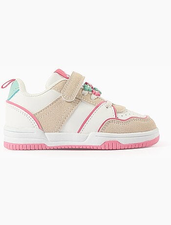 Zapatillas deportivas con flores decorativas