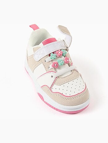 Zapatillas deportivas con flores decorativas