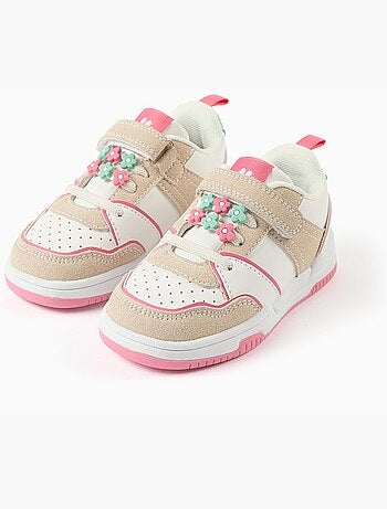 Zapatillas deportivas con flores decorativas