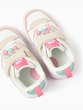 Zapatillas deportivas con flores decorativas