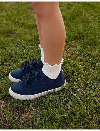 Zapatillas deportivas con lazos en relieve y cordones