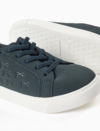 Zapatillas deportivas con lazos en relieve y cordones elásticos