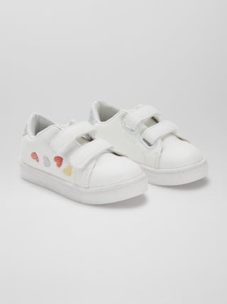 Zapatillas deportivas con motivos de corazones