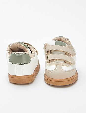 Zapatillas deportivas tricolores con velcros