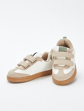 Zapatillas deportivas tricolores con velcros