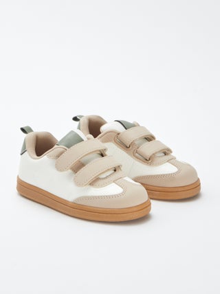 Zapatillas deportivas tricolores con velcros