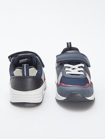 Zapatillas deportivas tricolores con velcros y cordones