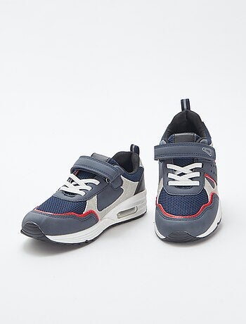Zapatillas deportivas tricolores con velcros y cordones