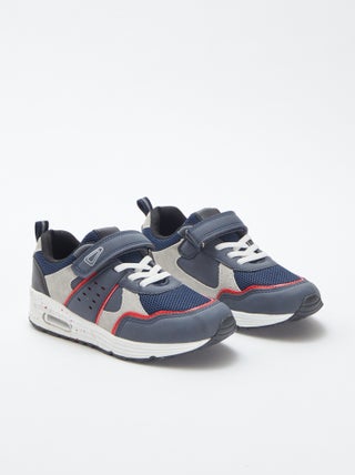 Zapatillas deportivas tricolores con velcros y cordones