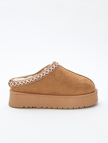 Zapatillas mules de antelina con detalles