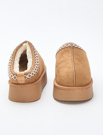 Zapatillas mules de antelina con detalles