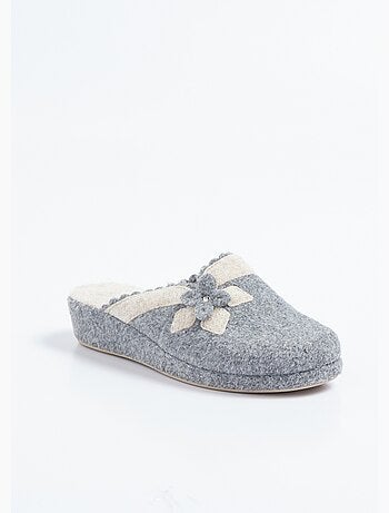 Zapatillas tipo mule de fieltro con detalle de flores - Afibel