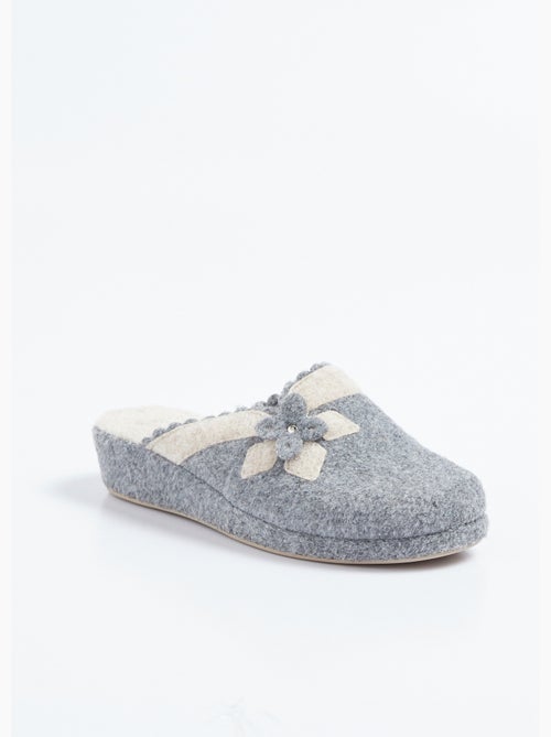 Zapatillas tipo mule de fieltro con detalle de flores - Afibel - Kiabi