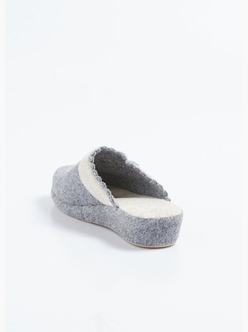 Zapatillas tipo mule de fieltro con detalle de flores - Afibel - Kiabi