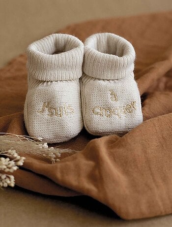 Zapatitos de bebé con bordado