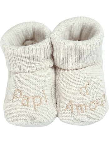 Zapatitos de bebé con bordado yayo de amor