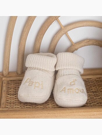Zapatitos de bebé con bordado yayo de amor