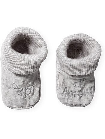 Zapatitos de bebé con bordado yayo de amor